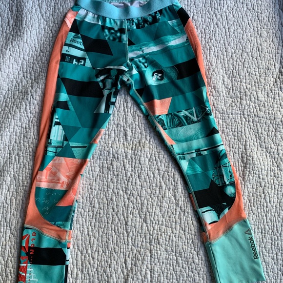 Reebok leggings. 🧜🏻‍♀️ - Picture 3 of 7